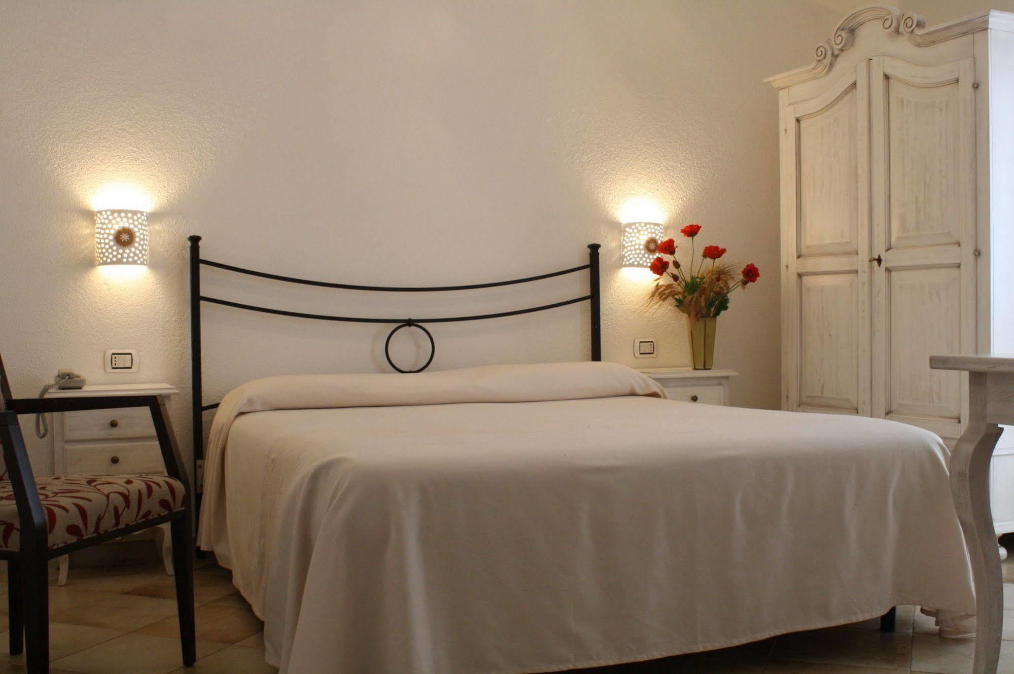 Hotel San Pantaleo Bagian luar foto